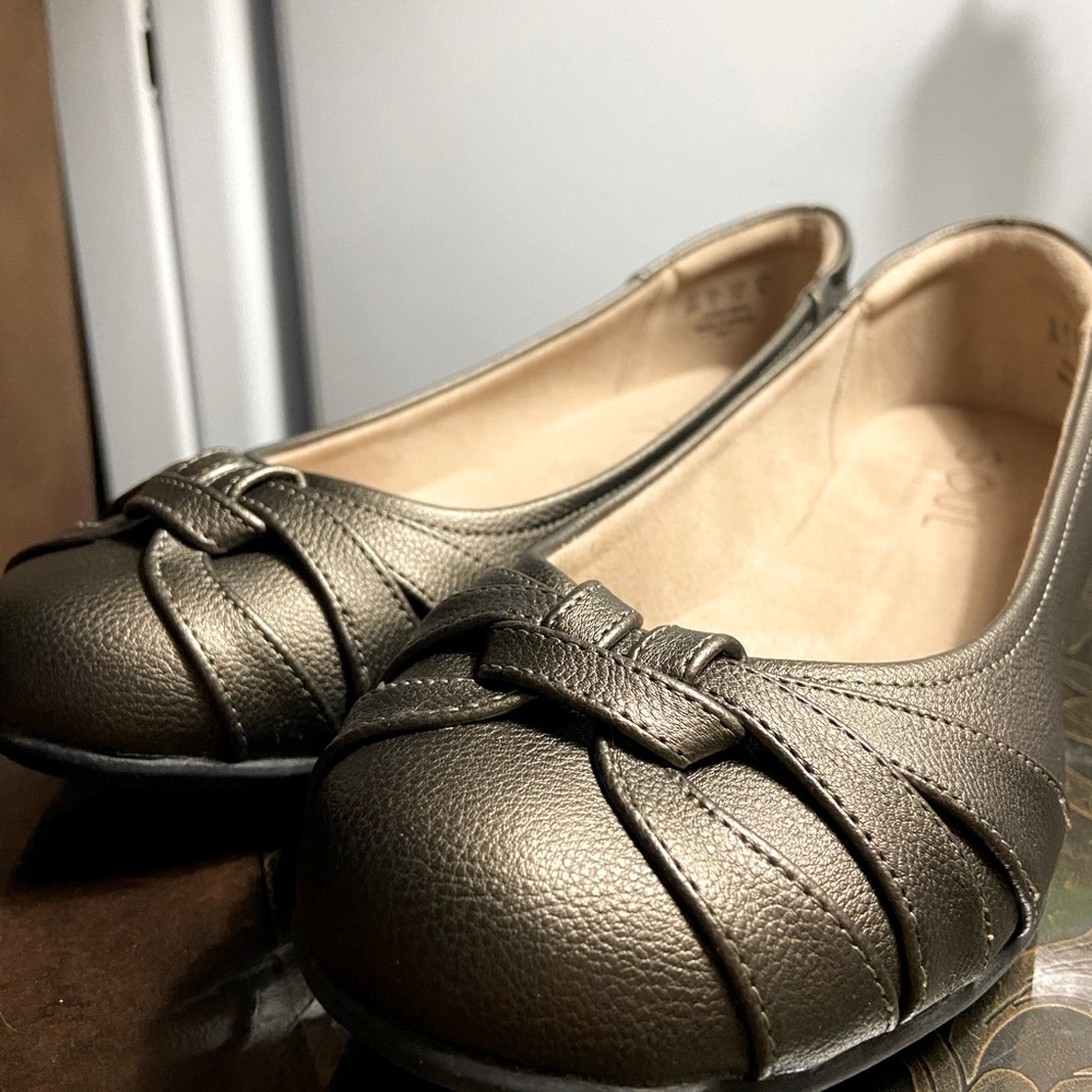 Brand new Soul Naturalizer Comfortable Grey Metallic Sandals.